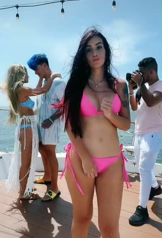 2. Caliente Adriana Valcárcel Con Bikini Rosa En Un Barco