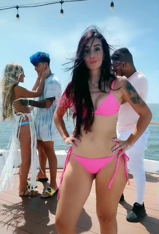 3. Caliente Adriana Valcárcel Con Bikini Rosa En Un Barco