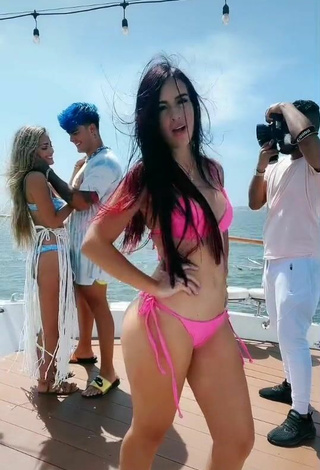 4. Caliente Adriana Valcárcel Con Bikini Rosa En Un Barco