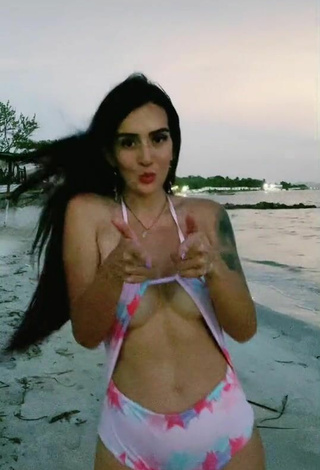 Sexy Adriana Valcárcel con Traje de Baño Floral en la playa