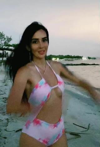 2. Sexy Adriana Valcárcel Con Traje De Baño Floral En La Playa