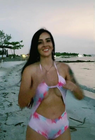 3. Sexy Adriana Valcárcel Con Traje De Baño Floral En La Playa