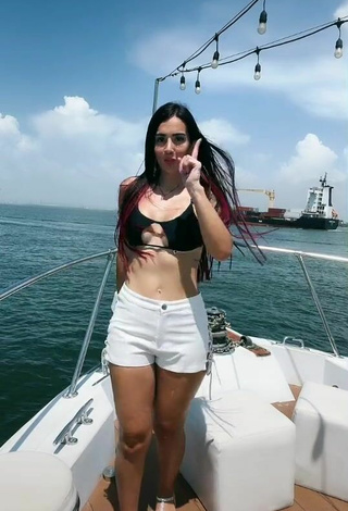 Sexy Adriana Valcárcel con Sujetador de Bikini en un barco