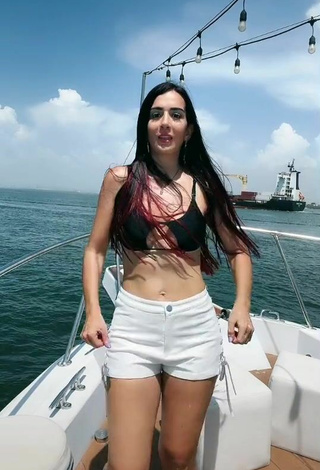 2. Sexy Adriana Valcárcel Con Sujetador De Bikini En Un Barco