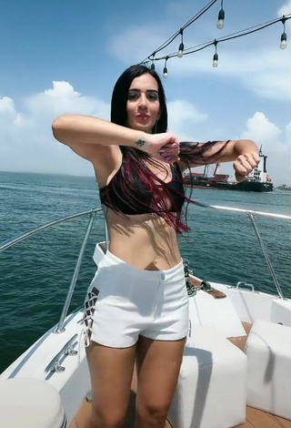 3. Sexy Adriana Valcárcel Con Sujetador De Bikini En Un Barco