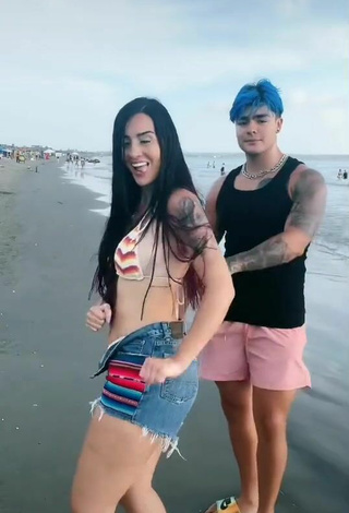 3. Cariño Adriana Valcárcel Con Sensuales Bikini Rayas En La Playa