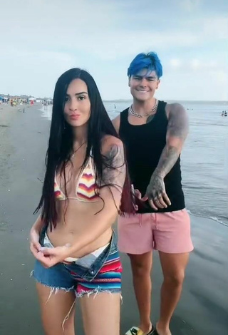 4. Cariño Adriana Valcárcel Con Sensuales Bikini Rayas En La Playa