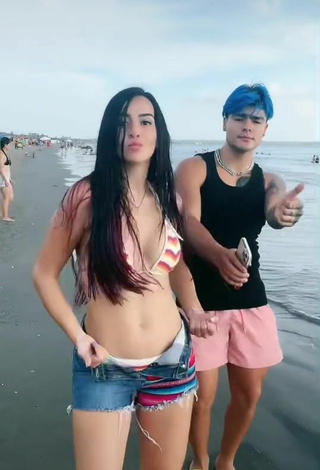 5. Cariño Adriana Valcárcel Con Sensuales Bikini Rayas En La Playa