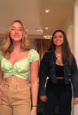 Caliente Ally Jenna enseña escote con Top Corto Verde Claro