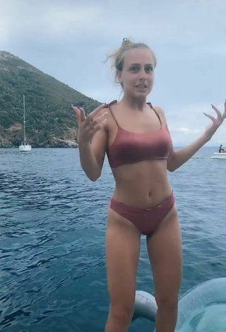 4. Más Caliente Ambra Cotti Con Bikini Rosa En El Mar