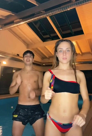 5. Guapísima Ambra Cotti Con Atractivos Bikini En La Piscina