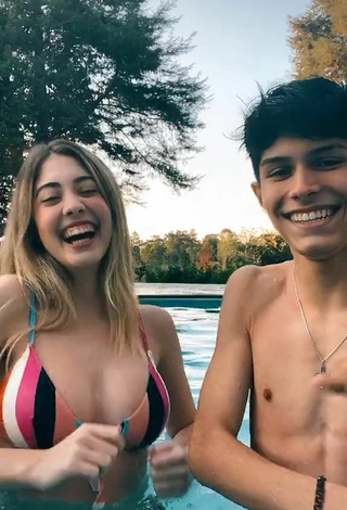 5. Bonita Ananda Morais Con Sujetador De Bikini En La Piscina