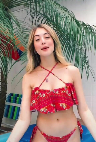 Adorable Ananda Morais con Bikini Floral