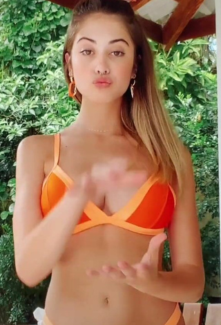 Bonita Ananda Morais con Bikini Naranja y Tetas Saltarinas