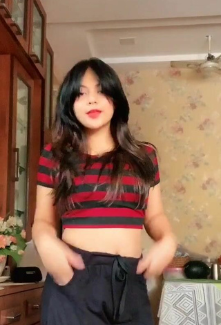 Sexy Aneesah Ukani con Top Corto Rayas