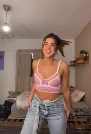 Más caliente Angel Baranes enseña escote con Top Corto