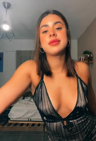 2. Caliente Angel Baranes Enseña Escote Con Vestido Negro Sin Brassière