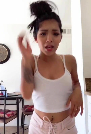 Bonita Ashley Valdez con Top Corto Blanco