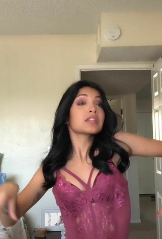 Sexy Ashley Valdez con Traje de Cuerpo Rosa