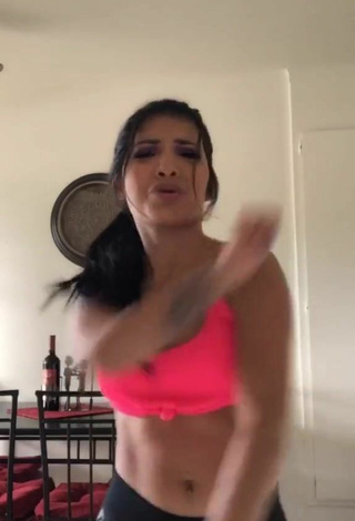 Atractiva Ashley Valdez enseña escote con Seductores Top Corto Rosado Margarita