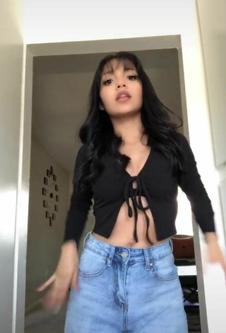 Maravillosa Ashley Valdez enseña escote con Top Corto Negro