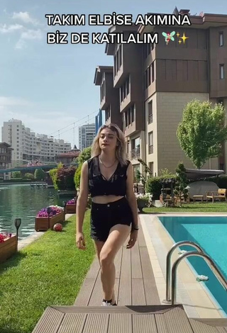 2. Sexy Asya Burcum Con Top Corto En La Piscina