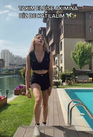 3. Sexy Asya Burcum Con Top Corto En La Piscina