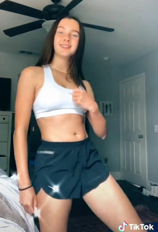 5. Sexy Ava Clark Con Pantalones Cortos Deportivos Negro