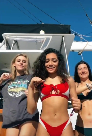 2. Magnética Avani Gregg Con Bikini En Un Barco