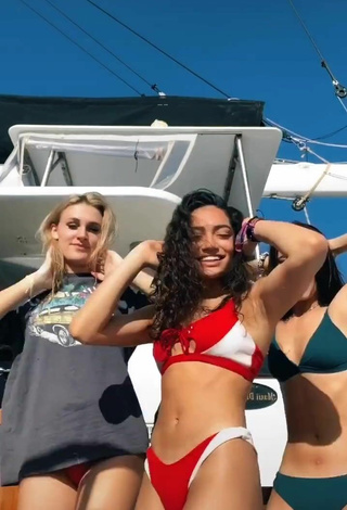 5. Magnética Avani Gregg Con Bikini En Un Barco