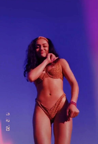 Sexy Avani Gregg con Bikini Leopardo