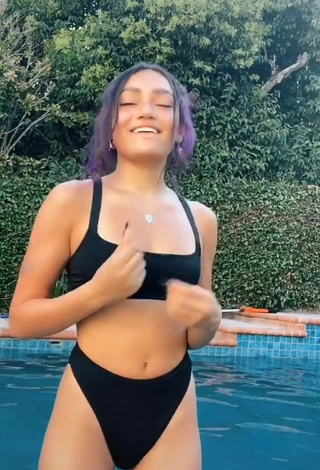 2. Avani Gregg Con Sensuales Bikini Negro En La Piscina