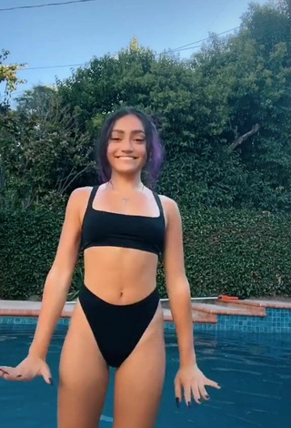 3. Avani Gregg Con Seductores Bikini Negro En La Piscina