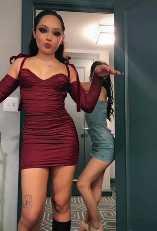 Sexy Avani Gregg con Vestido Gris Rojo