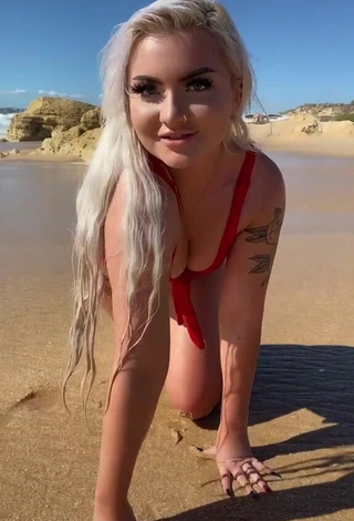 Bonita Lowri Rose-Williams enseña escote con Bikini Rojo en la playa