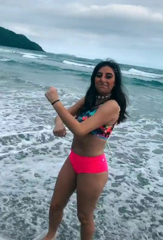 3. Bonita Bia Herrero Con Sujetador De Bikini En La Playa