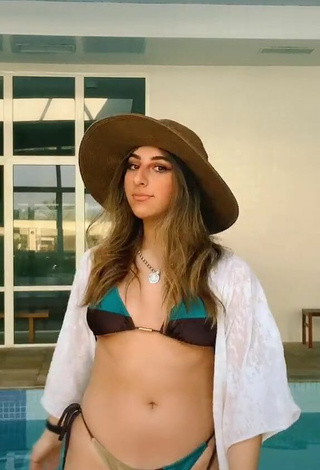 2. Adorable Bia Herrero Con Bikini De Cuadros En La Piscina