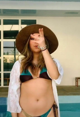 3. Adorable Bia Herrero Con Bikini De Cuadros En La Piscina