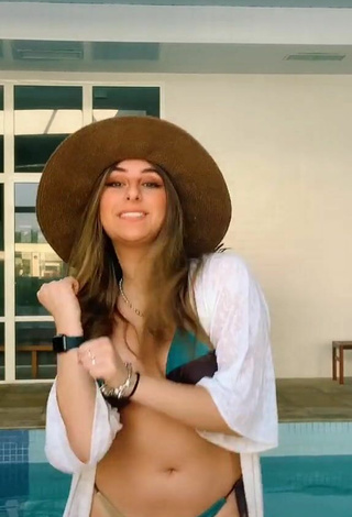 4. Adorable Bia Herrero Con Bikini De Cuadros En La Piscina