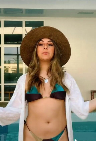 5. Adorable Bia Herrero Con Bikini De Cuadros En La Piscina