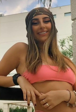 2. Bonita Bia Herrero Con Bikini Melocotón