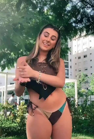 5. Elegante Bia Herrero Con Bikini De Cuadros