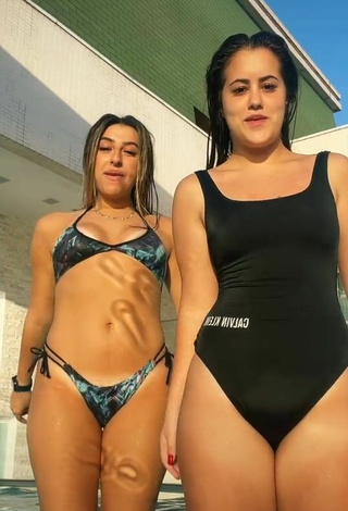 3. Sexy Bia Herrero Con Traje De Baño En La Piscina