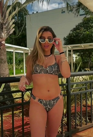 5. Más Caliente Bia Herrero Con Bikini Floral En La Piscina