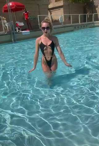 2. Sexy Brianna Paige Con Traje De Baño Negro En La Piscina