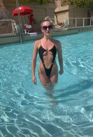 4. Sexy Brianna Paige Con Traje De Baño Negro En La Piscina