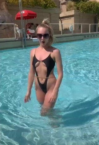 5. Sexy Brianna Paige Con Traje De Baño Negro En La Piscina