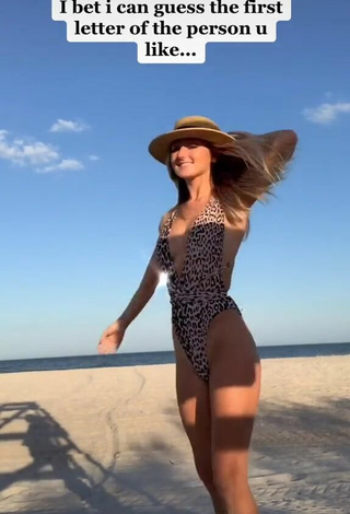 4. Hermosa Brooklyn Gabby Con Traje De Baño Leopardo En La Playa