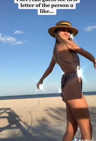 5. Hermosa Brooklyn Gabby Con Traje De Baño Leopardo En La Playa