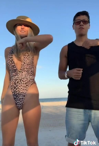 5. Sexy Brooklyn Gabby Enseña Escote Con Traje De Baño Leopardo En La Playa